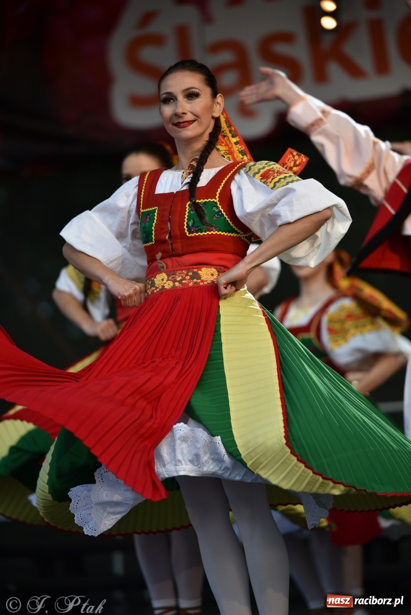 Zdjęcie w galerii na portalu naszraciborz.pl: Śląsk zabrał raciborzan w muzyczno-taneczną podróż po świecie wiadomości z regionu