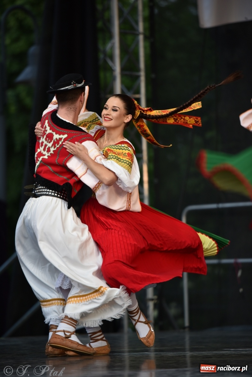 Zdjęcie w galerii na portalu naszraciborz.pl: Śląsk zabrał raciborzan w muzyczno-taneczną podróż po świecie wiadomości z regionu