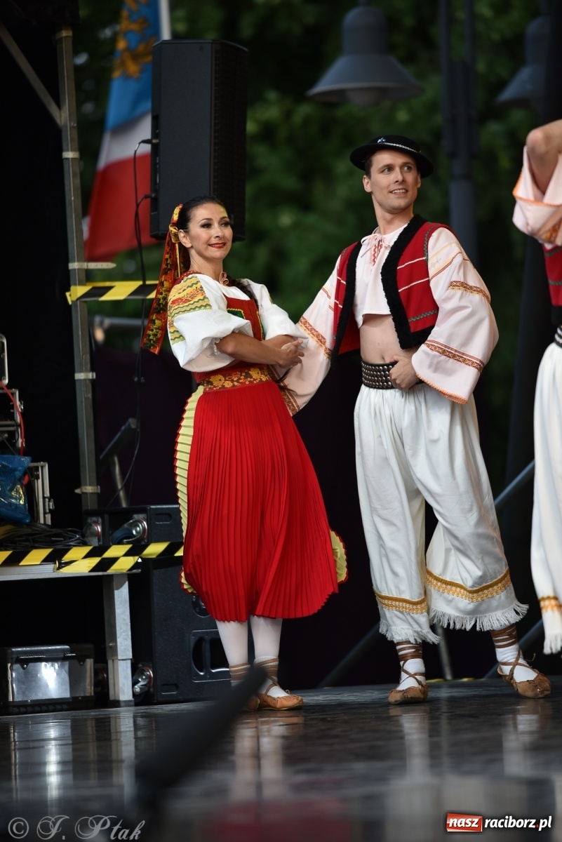 Zdjęcie w galerii na portalu naszraciborz.pl: Śląsk zabrał raciborzan w muzyczno-taneczną podróż po świecie wiadomości z regionu