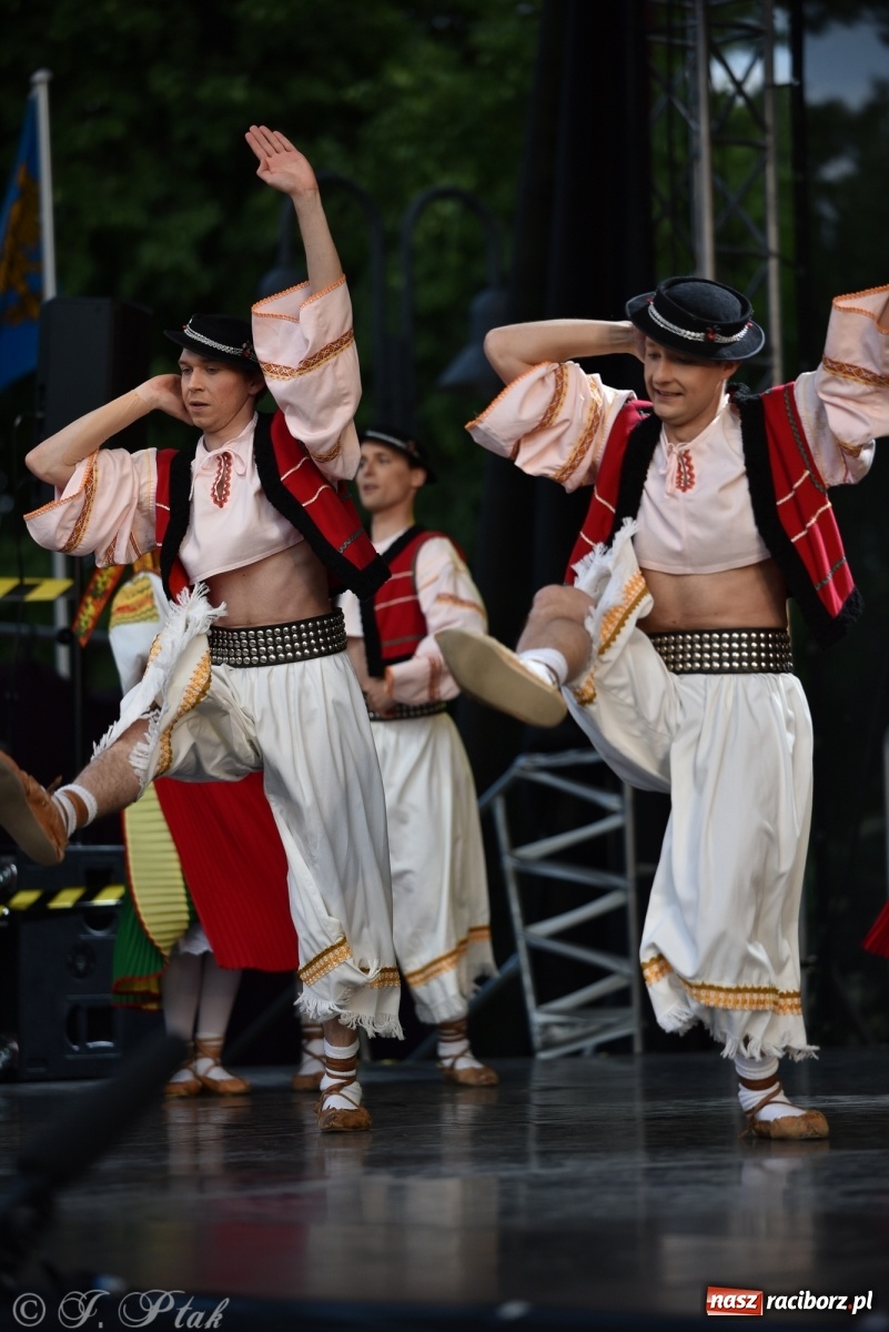 Zdjęcie w galerii na portalu naszraciborz.pl: Śląsk zabrał raciborzan w muzyczno-taneczną podróż po świecie wiadomości z regionu