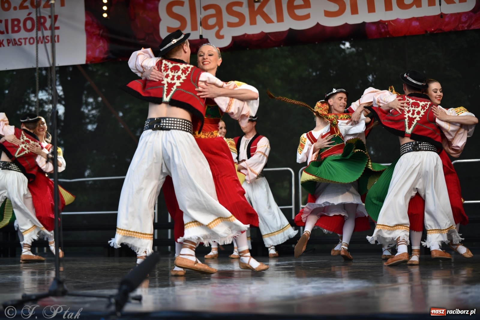 Zdjęcie w galerii na portalu naszraciborz.pl: Śląsk zabrał raciborzan w muzyczno-taneczną podróż po świecie wiadomości z regionu