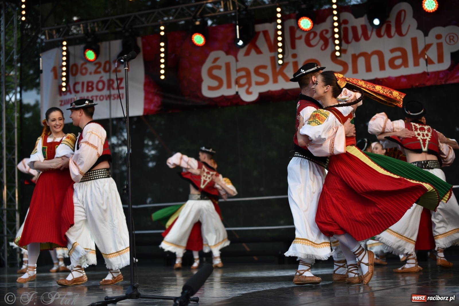 Zdjęcie w galerii na portalu naszraciborz.pl: Śląsk zabrał raciborzan w muzyczno-taneczną podróż po świecie wiadomości z regionu