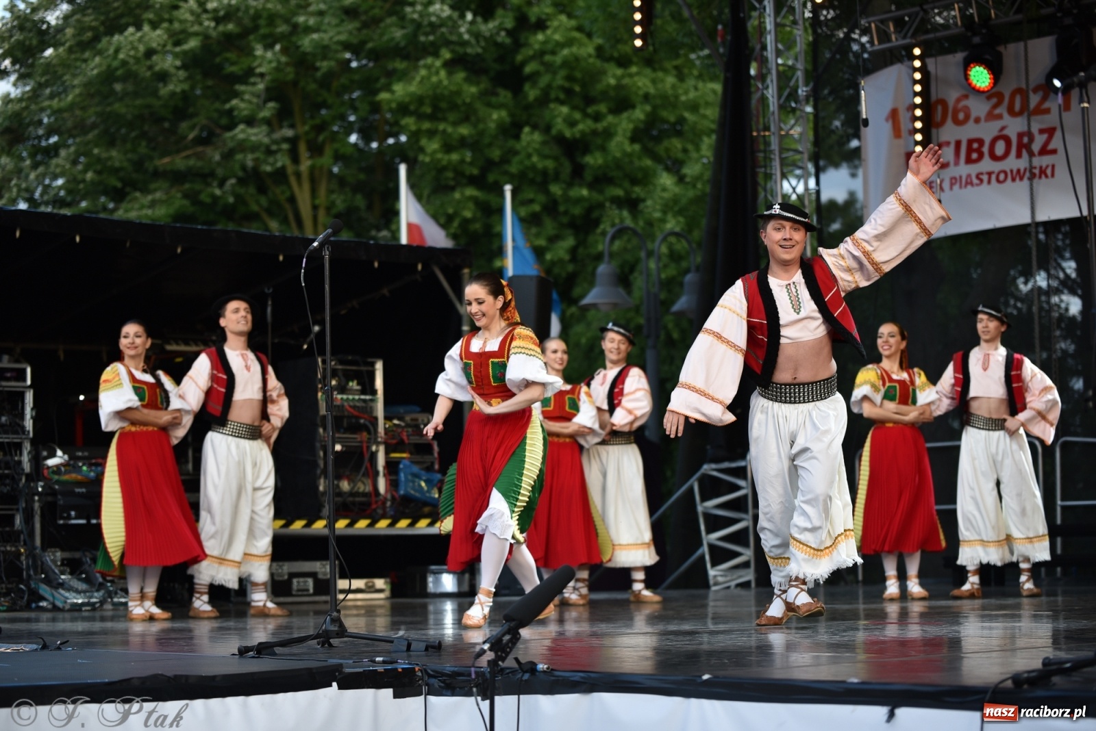 Zdjęcie w galerii na portalu naszraciborz.pl: Śląsk zabrał raciborzan w muzyczno-taneczną podróż po świecie wiadomości z regionu