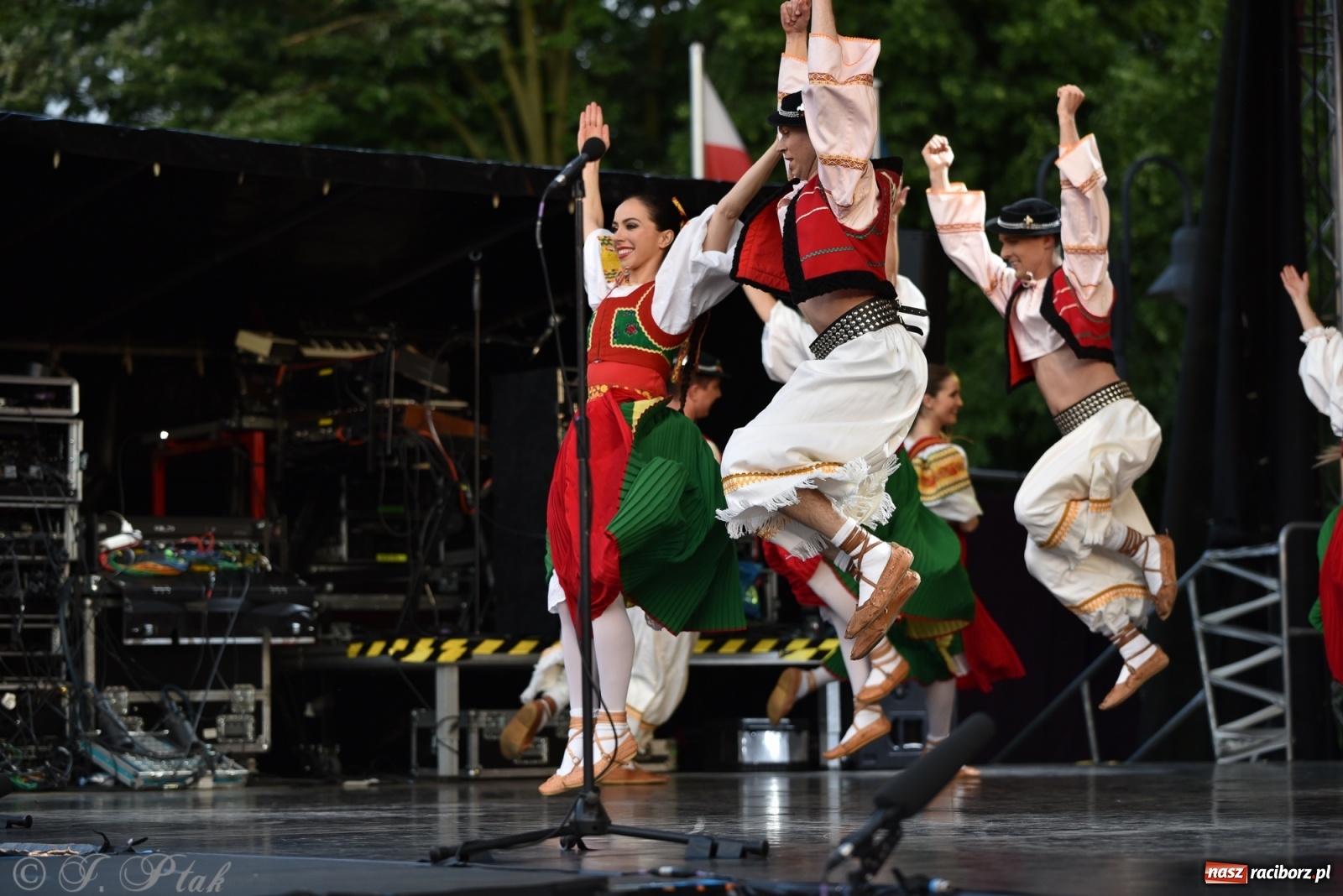 Zdjęcie w galerii na portalu naszraciborz.pl: Śląsk zabrał raciborzan w muzyczno-taneczną podróż po świecie wiadomości z regionu