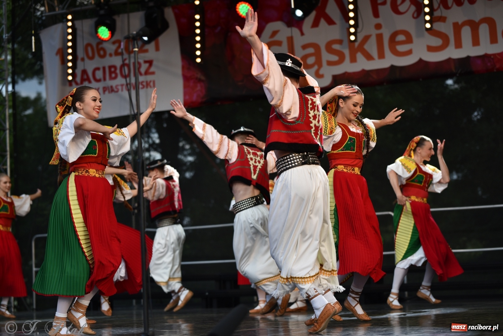 Zdjęcie w galerii na portalu naszraciborz.pl: Śląsk zabrał raciborzan w muzyczno-taneczną podróż po świecie wiadomości z regionu