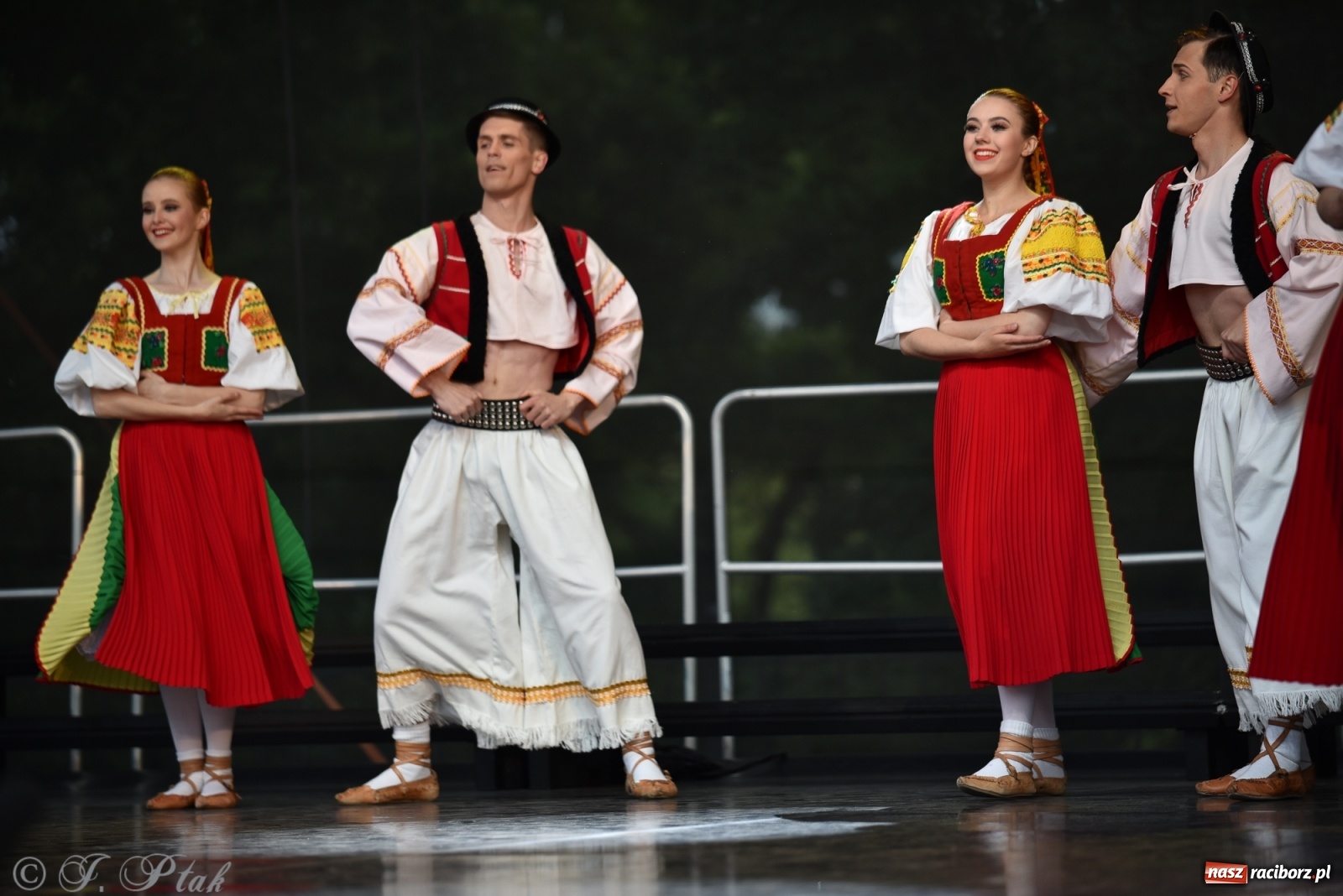 Zdjęcie w galerii na portalu naszraciborz.pl: Śląsk zabrał raciborzan w muzyczno-taneczną podróż po świecie wiadomości z regionu