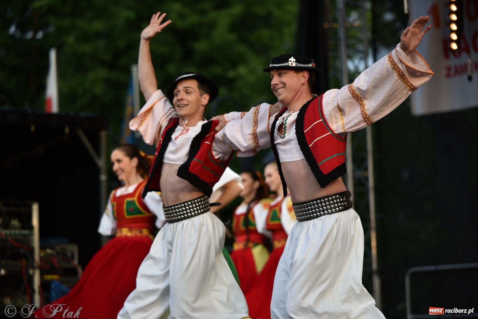 Zdjęcie w galerii na portalu naszraciborz.pl: Śląsk zabrał raciborzan w muzyczno-taneczną podróż po świecie wiadomości z regionu
