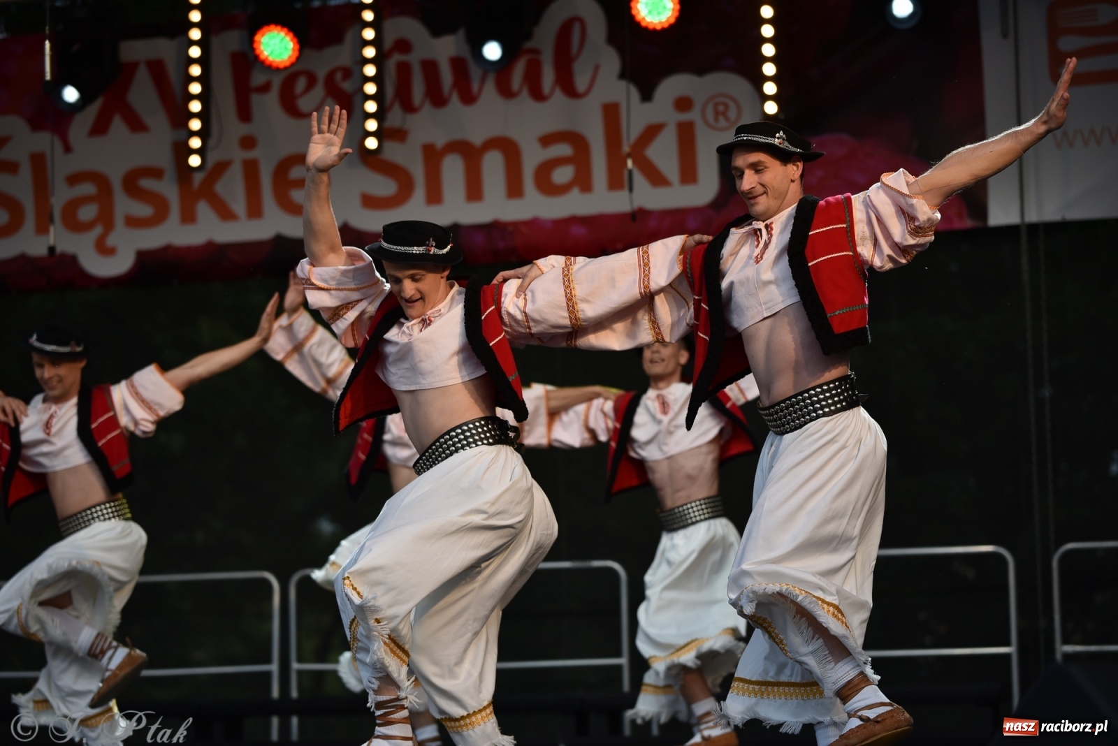 Zdjęcie w galerii na portalu naszraciborz.pl: Śląsk zabrał raciborzan w muzyczno-taneczną podróż po świecie wiadomości z regionu