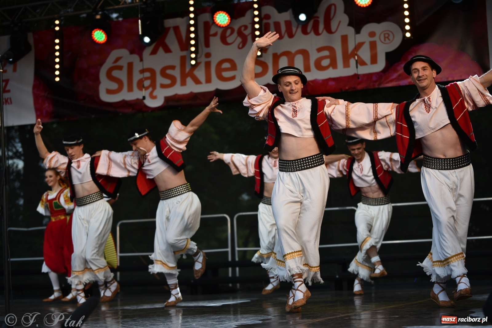 Zdjęcie w galerii na portalu naszraciborz.pl: Śląsk zabrał raciborzan w muzyczno-taneczną podróż po świecie wiadomości z regionu