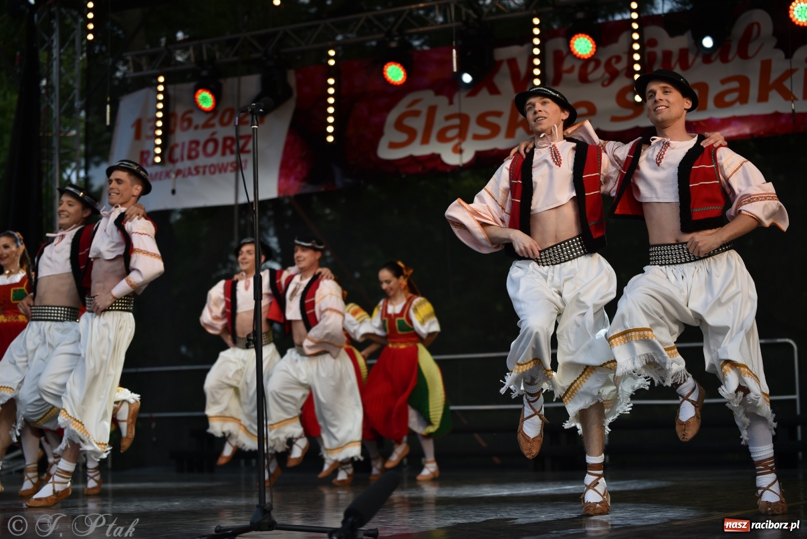 Zdjęcie w galerii na portalu naszraciborz.pl: Śląsk zabrał raciborzan w muzyczno-taneczną podróż po świecie wiadomości z regionu
