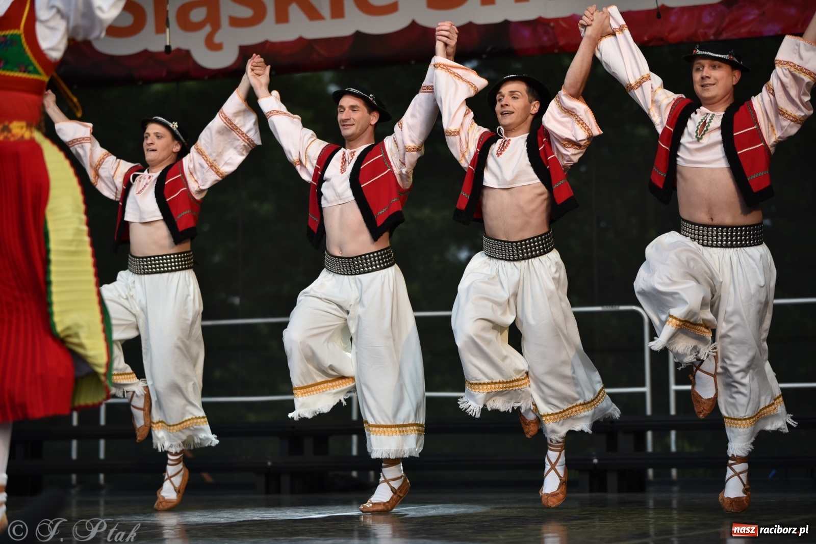 Zdjęcie w galerii na portalu naszraciborz.pl: Śląsk zabrał raciborzan w muzyczno-taneczną podróż po świecie wiadomości z regionu