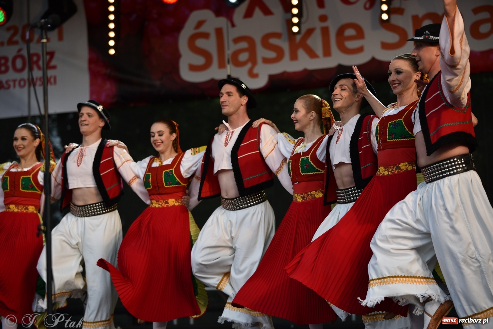 Zdjęcie w galerii na portalu naszraciborz.pl: Śląsk zabrał raciborzan w muzyczno-taneczną podróż po świecie wiadomości z regionu