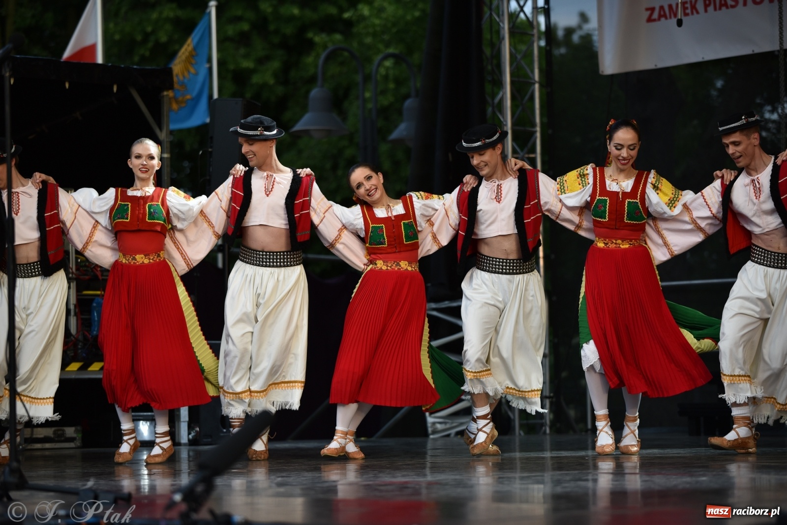 Zdjęcie w galerii na portalu naszraciborz.pl: Śląsk zabrał raciborzan w muzyczno-taneczną podróż po świecie wiadomości z regionu