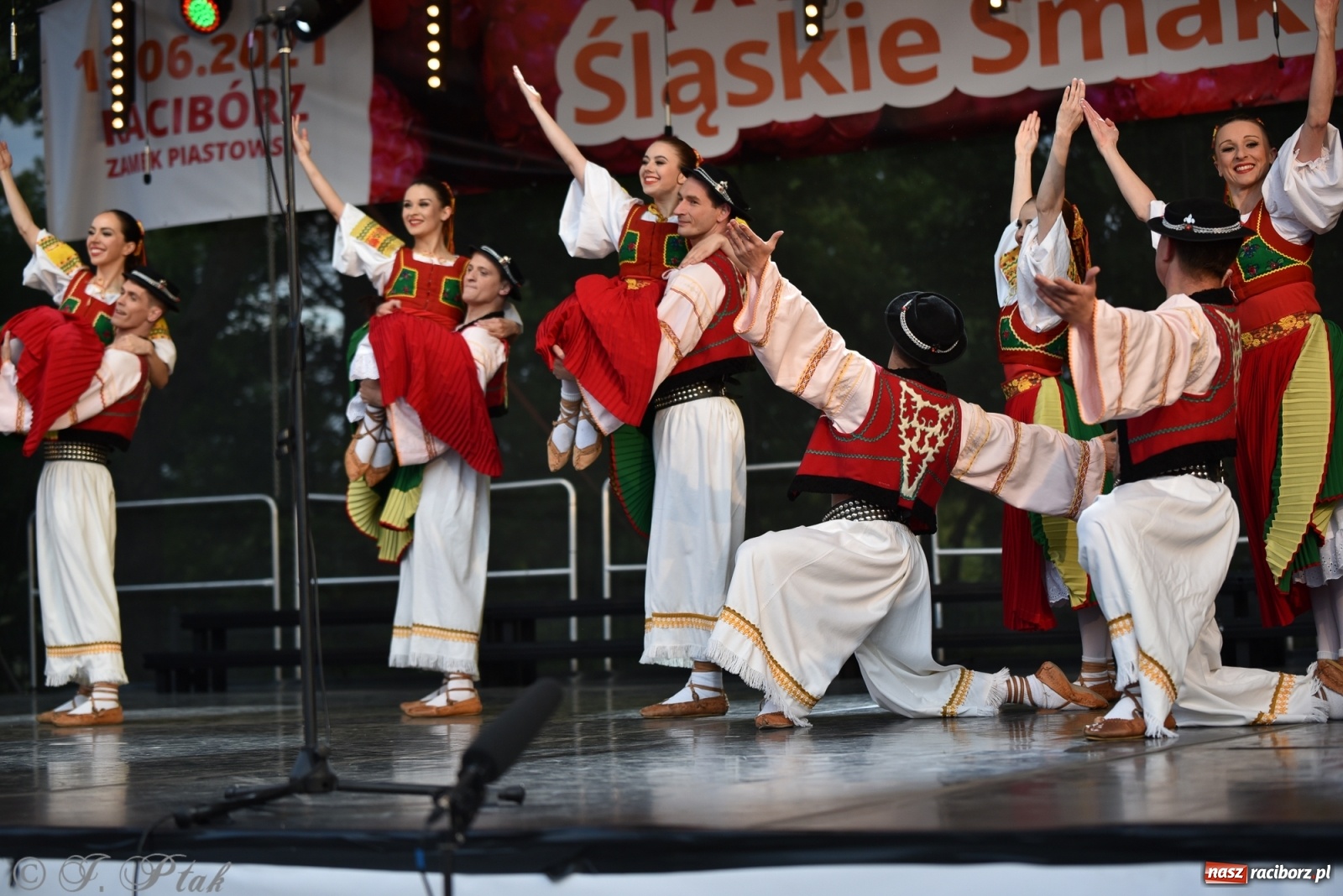 Zdjęcie w galerii na portalu naszraciborz.pl: Śląsk zabrał raciborzan w muzyczno-taneczną podróż po świecie wiadomości z regionu