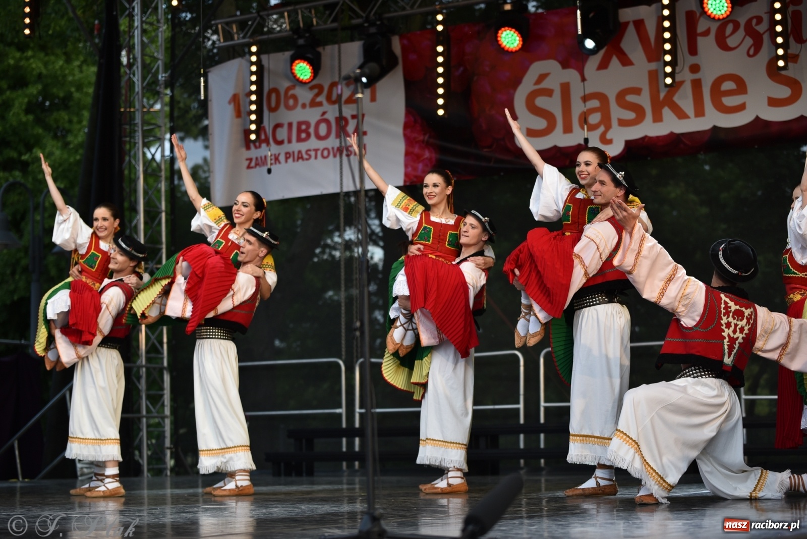 Zdjęcie w galerii na portalu naszraciborz.pl: Śląsk zabrał raciborzan w muzyczno-taneczną podróż po świecie wiadomości z regionu
