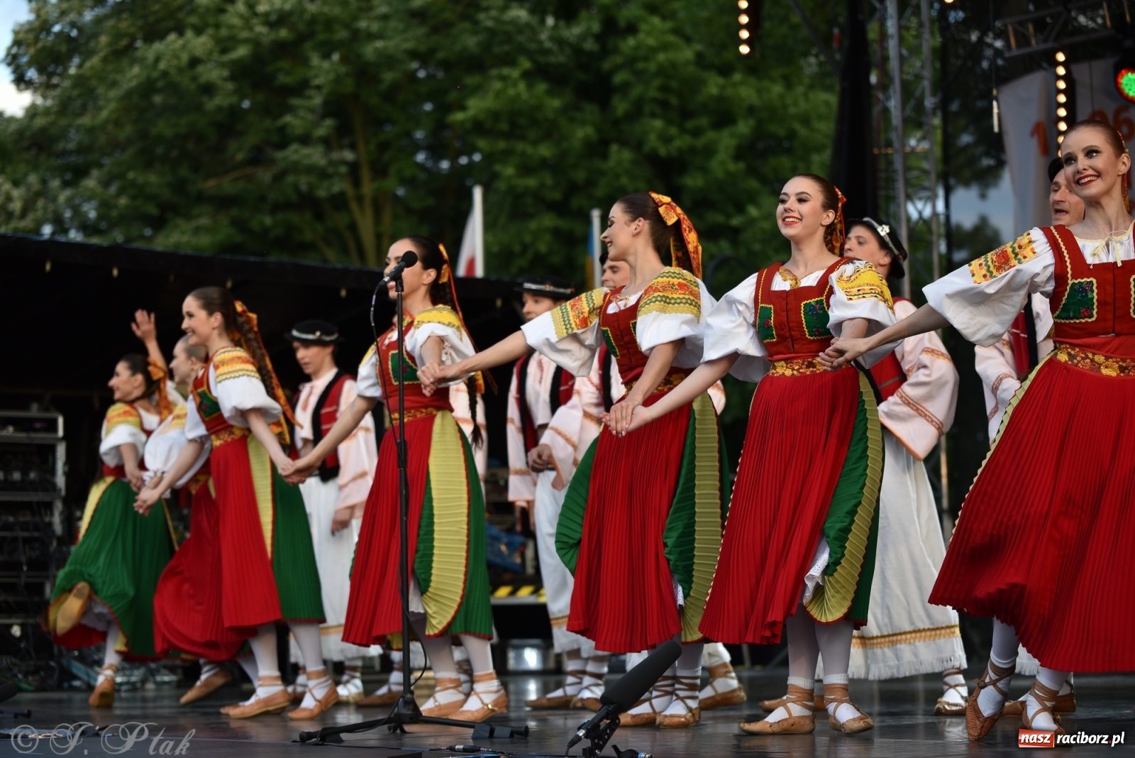 Zdjęcie w galerii na portalu naszraciborz.pl: Śląsk zabrał raciborzan w muzyczno-taneczną podróż po świecie wiadomości z regionu