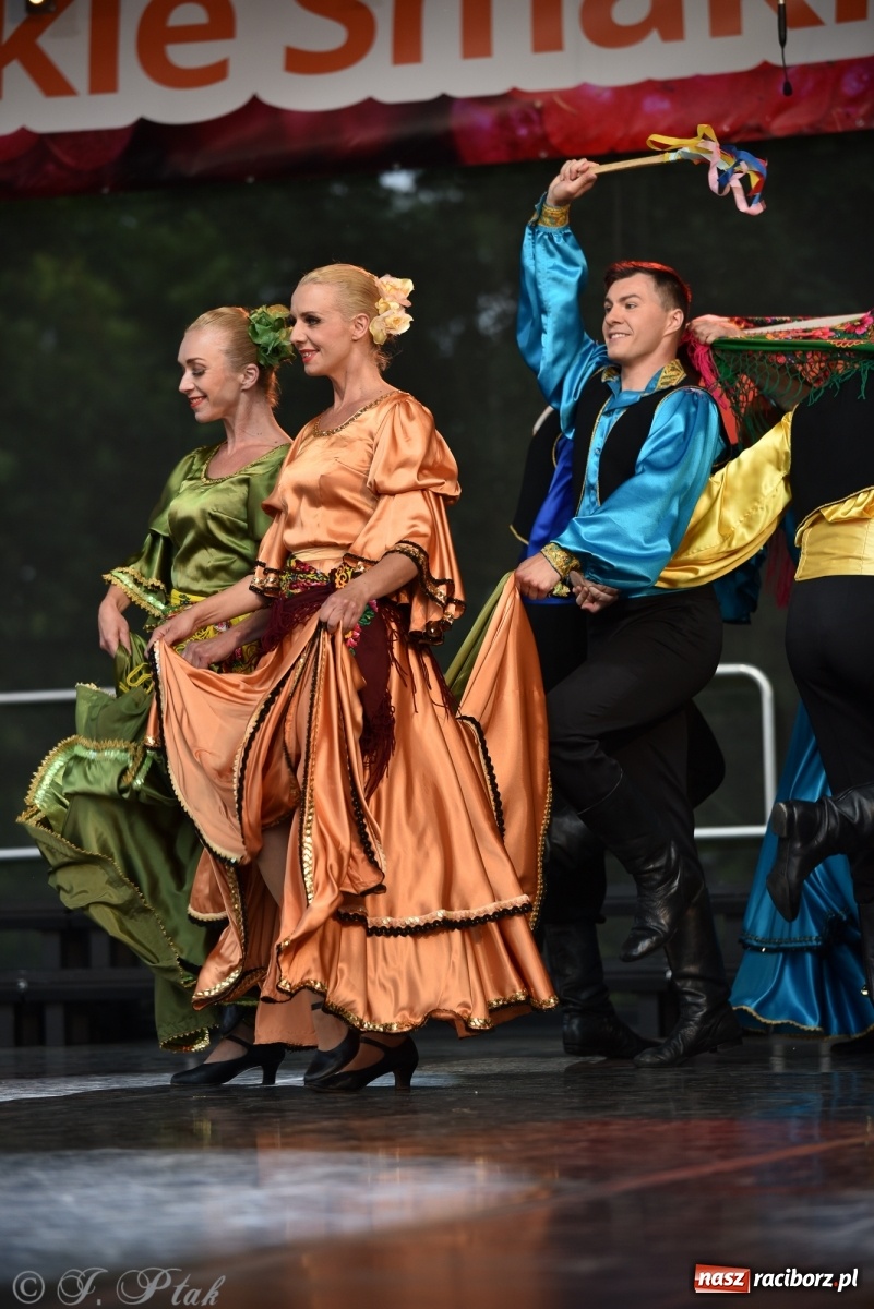 Zdjęcie w galerii na portalu naszraciborz.pl: Śląsk zabrał raciborzan w muzyczno-taneczną podróż po świecie wiadomości z regionu