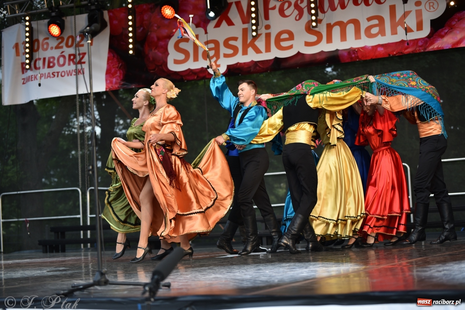 Zdjęcie w galerii na portalu naszraciborz.pl: Śląsk zabrał raciborzan w muzyczno-taneczną podróż po świecie wiadomości z regionu