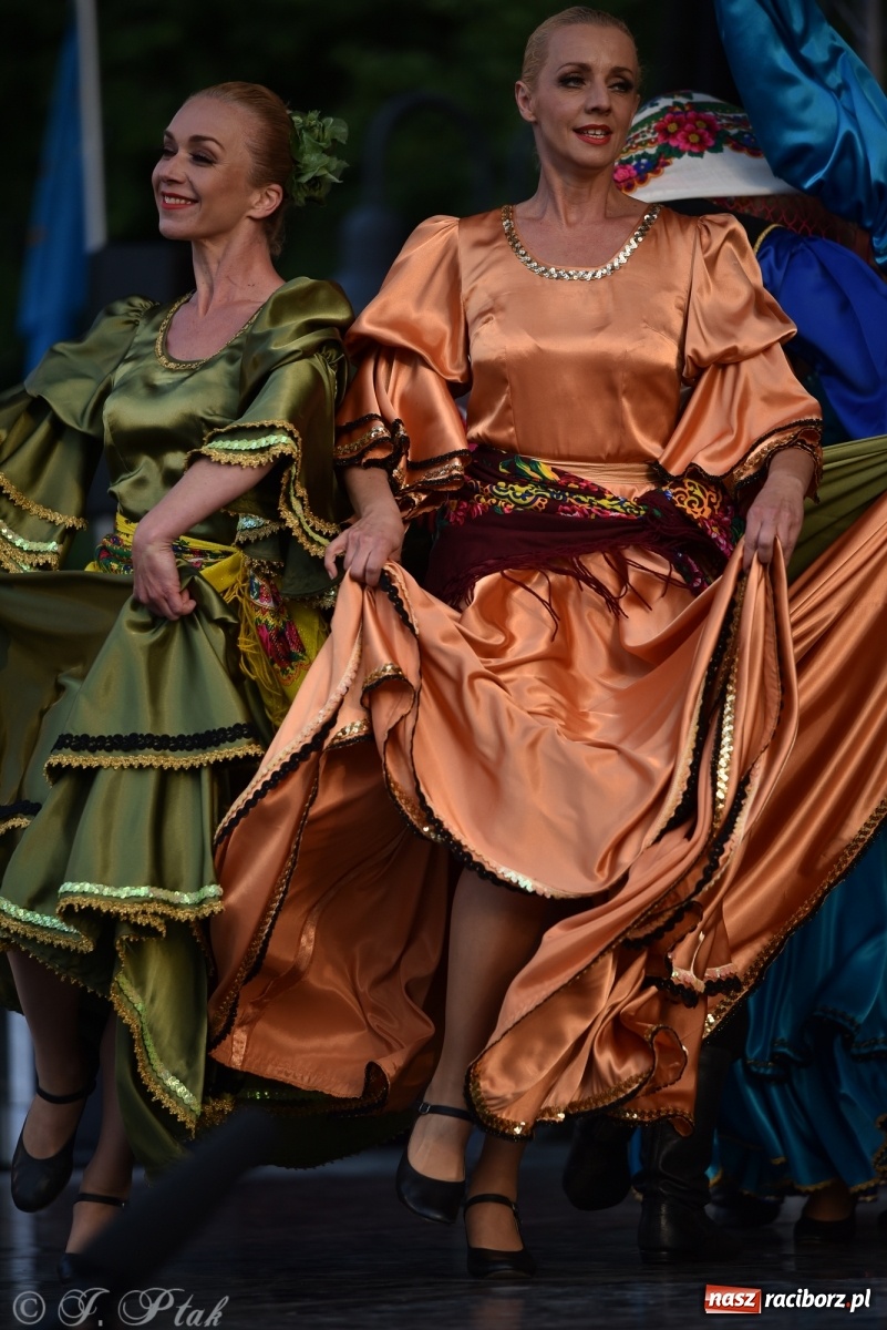 Zdjęcie w galerii na portalu naszraciborz.pl: Śląsk zabrał raciborzan w muzyczno-taneczną podróż po świecie wiadomości z regionu