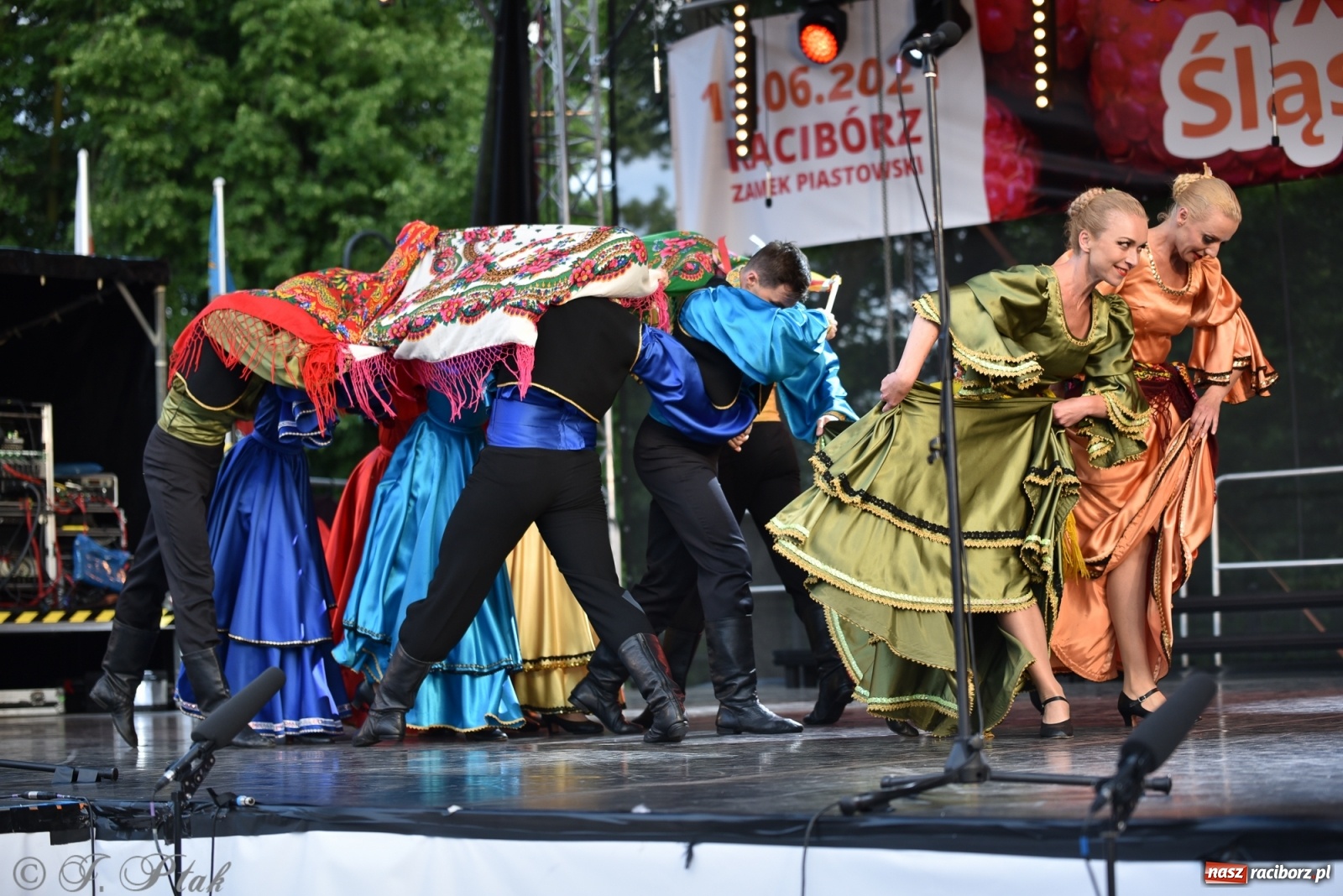 Zdjęcie w galerii na portalu naszraciborz.pl: Śląsk zabrał raciborzan w muzyczno-taneczną podróż po świecie wiadomości z regionu