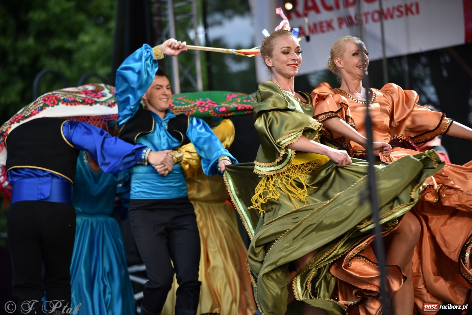 Zdjęcie w galerii na portalu naszraciborz.pl: Śląsk zabrał raciborzan w muzyczno-taneczną podróż po świecie wiadomości z regionu