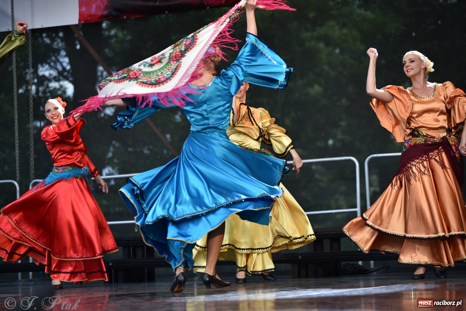 Zdjęcie w galerii na portalu naszraciborz.pl: Śląsk zabrał raciborzan w muzyczno-taneczną podróż po świecie wiadomości z regionu