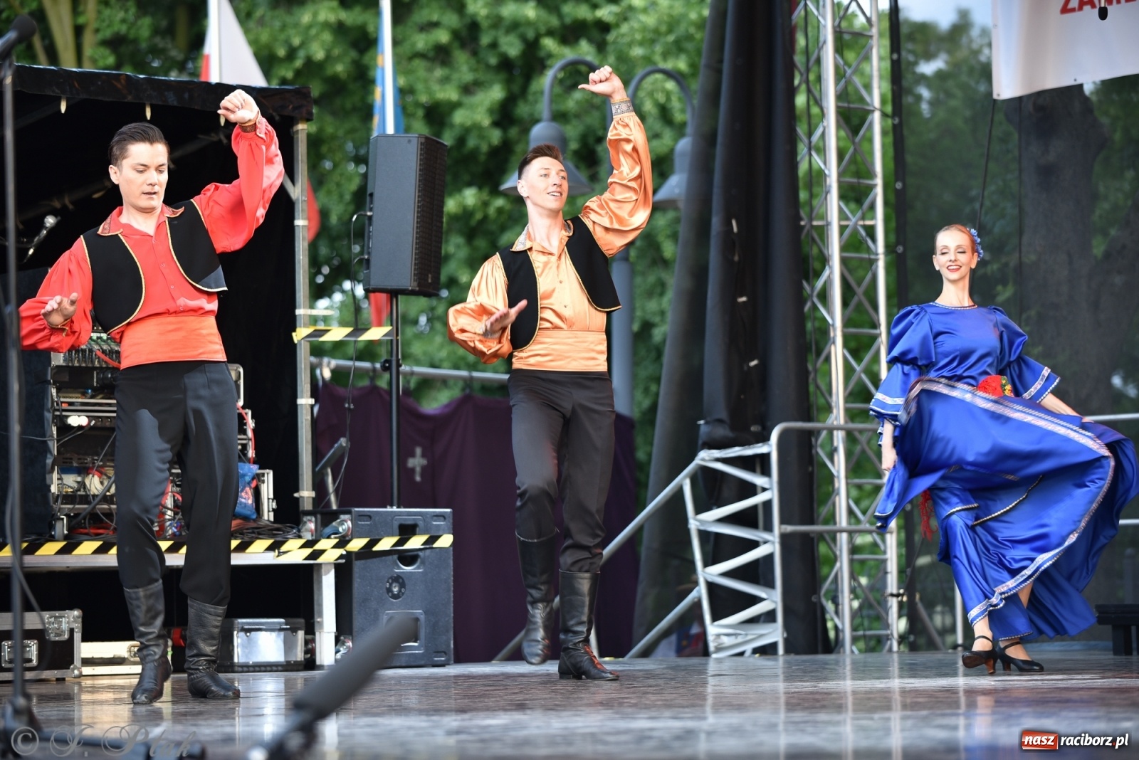 Zdjęcie w galerii na portalu naszraciborz.pl: Śląsk zabrał raciborzan w muzyczno-taneczną podróż po świecie wiadomości z regionu