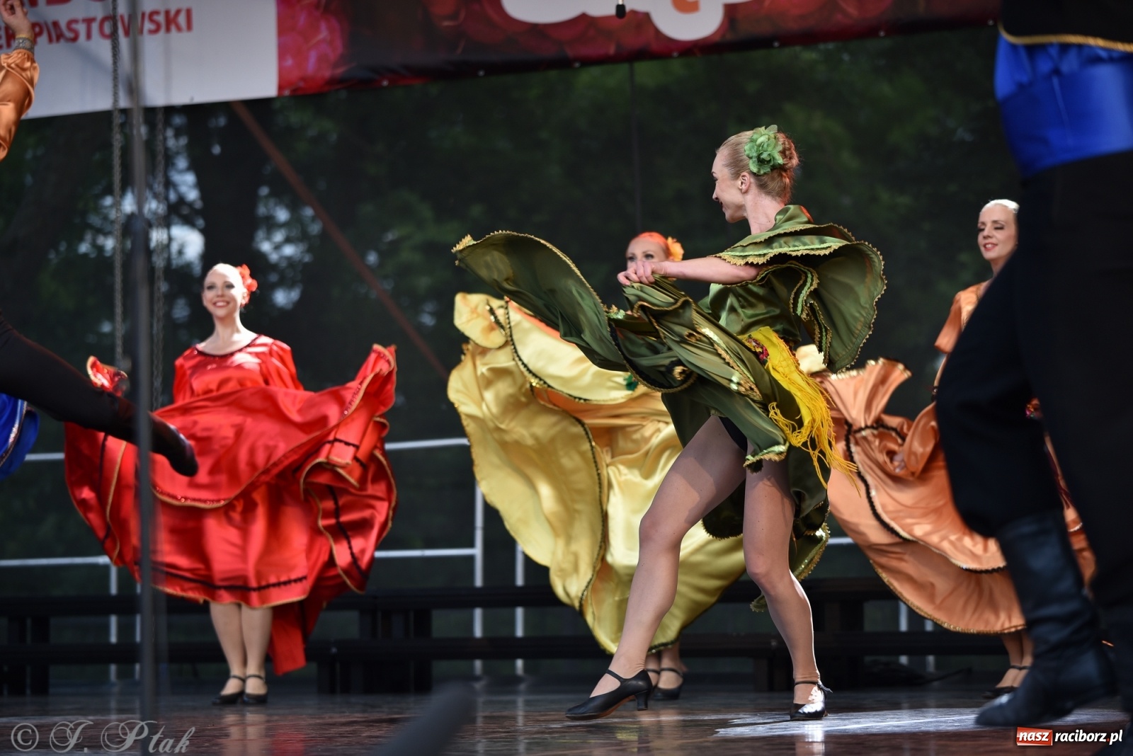 Zdjęcie w galerii na portalu naszraciborz.pl: Śląsk zabrał raciborzan w muzyczno-taneczną podróż po świecie wiadomości z regionu