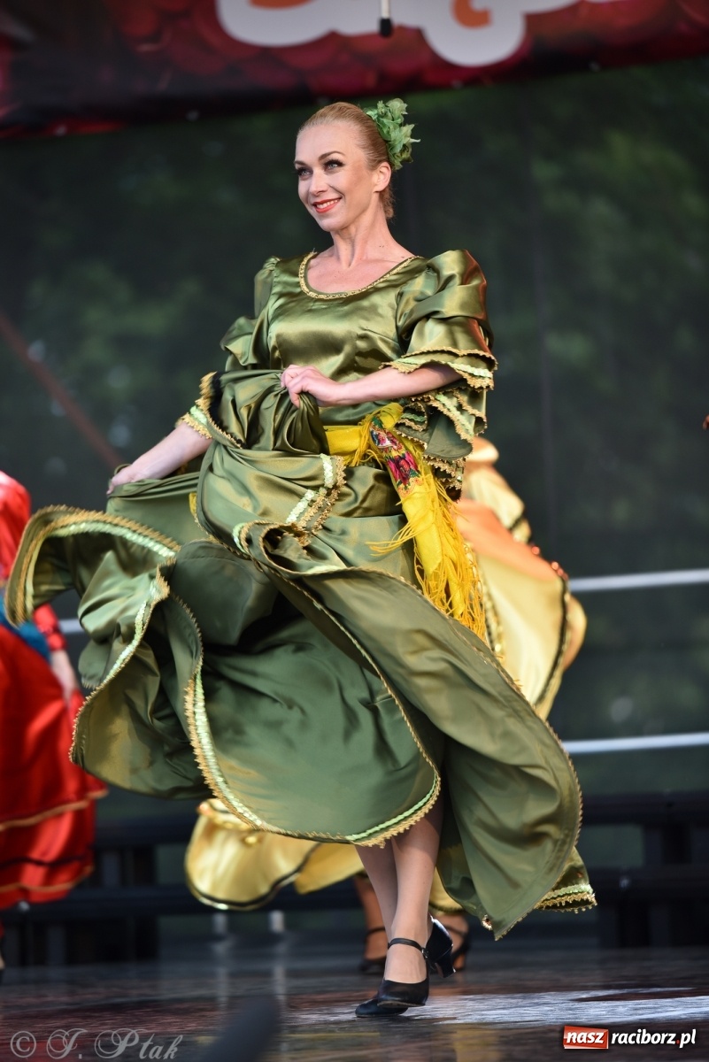 Zdjęcie w galerii na portalu naszraciborz.pl: Śląsk zabrał raciborzan w muzyczno-taneczną podróż po świecie wiadomości z regionu