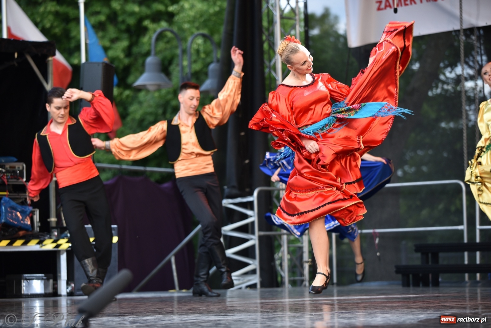Zdjęcie w galerii na portalu naszraciborz.pl: Śląsk zabrał raciborzan w muzyczno-taneczną podróż po świecie wiadomości z regionu