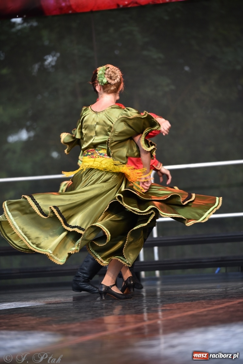 Zdjęcie w galerii na portalu naszraciborz.pl: Śląsk zabrał raciborzan w muzyczno-taneczną podróż po świecie wiadomości z regionu