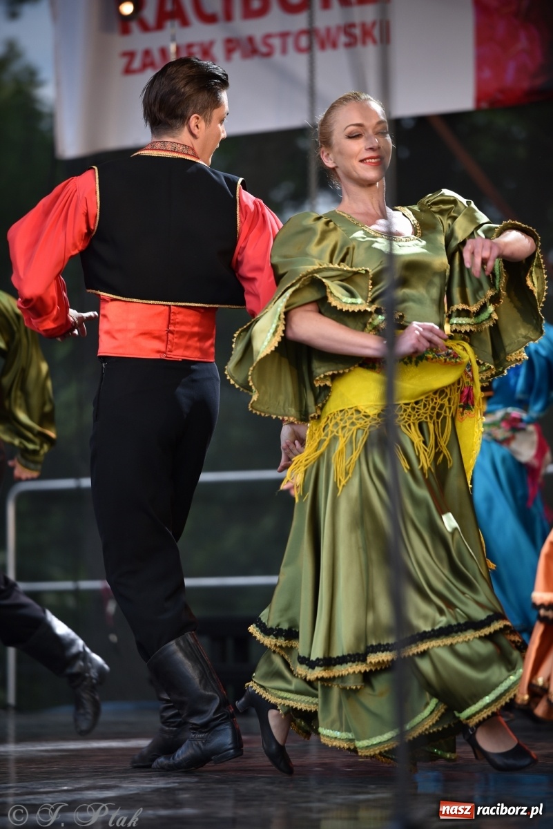 Zdjęcie w galerii na portalu naszraciborz.pl: Śląsk zabrał raciborzan w muzyczno-taneczną podróż po świecie wiadomości z regionu