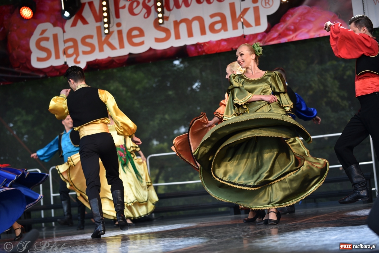 Zdjęcie w galerii na portalu naszraciborz.pl: Śląsk zabrał raciborzan w muzyczno-taneczną podróż po świecie wiadomości z regionu