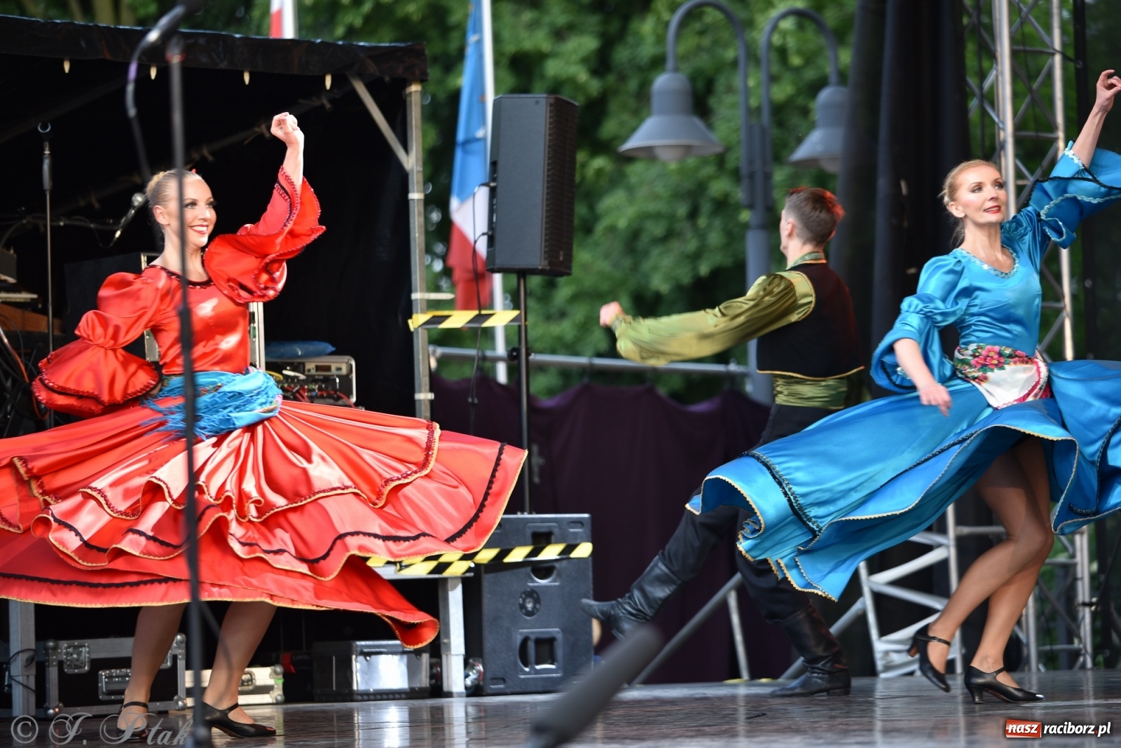 Zdjęcie w galerii na portalu naszraciborz.pl: Śląsk zabrał raciborzan w muzyczno-taneczną podróż po świecie wiadomości z regionu