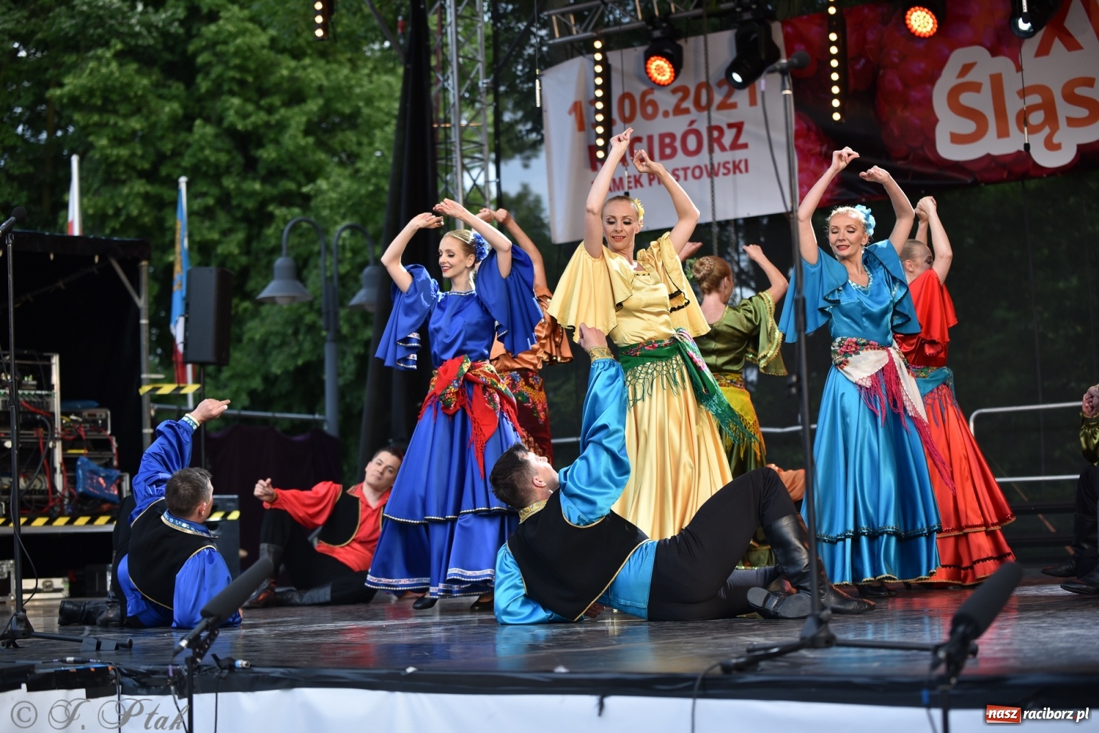 Zdjęcie w galerii na portalu naszraciborz.pl: Śląsk zabrał raciborzan w muzyczno-taneczną podróż po świecie wiadomości z regionu