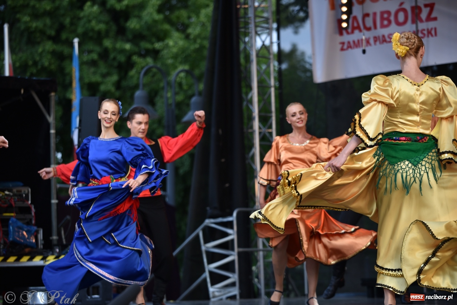 Zdjęcie w galerii na portalu naszraciborz.pl: Śląsk zabrał raciborzan w muzyczno-taneczną podróż po świecie wiadomości z regionu