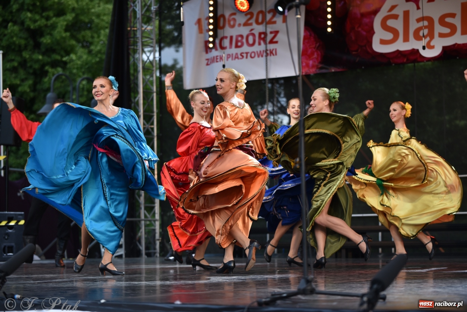 Zdjęcie w galerii na portalu naszraciborz.pl: Śląsk zabrał raciborzan w muzyczno-taneczną podróż po świecie wiadomości z regionu