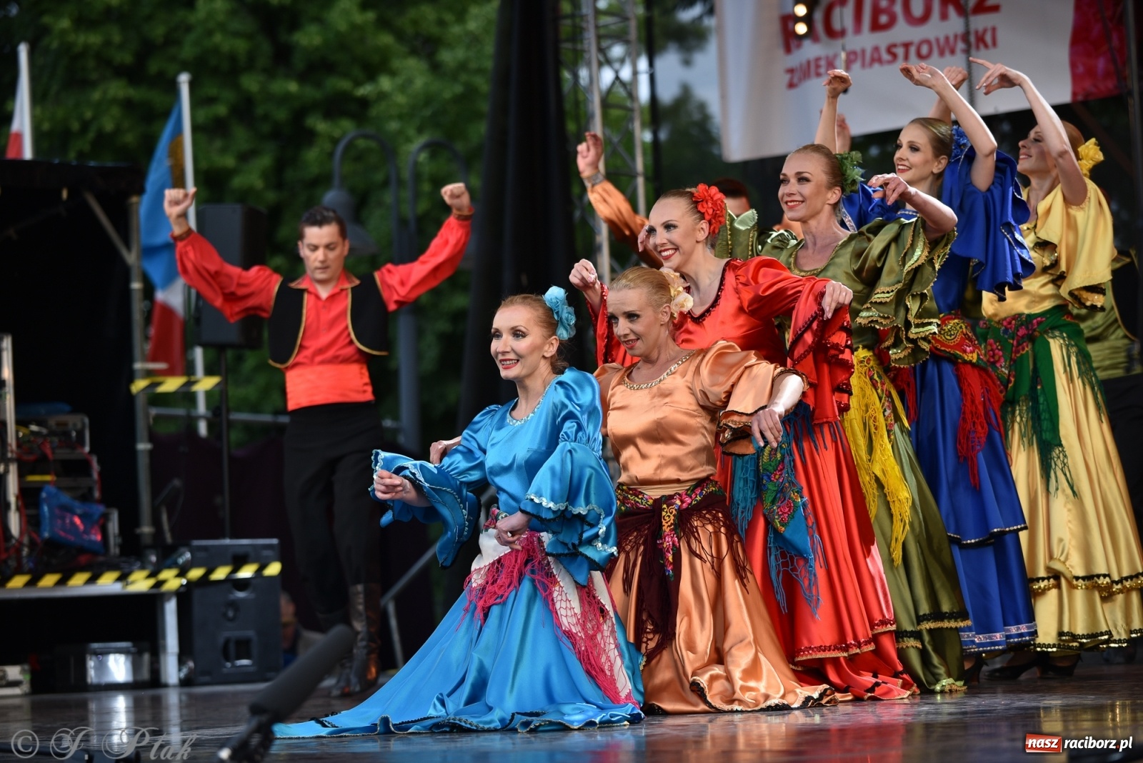 Zdjęcie w galerii na portalu naszraciborz.pl: Śląsk zabrał raciborzan w muzyczno-taneczną podróż po świecie wiadomości z regionu