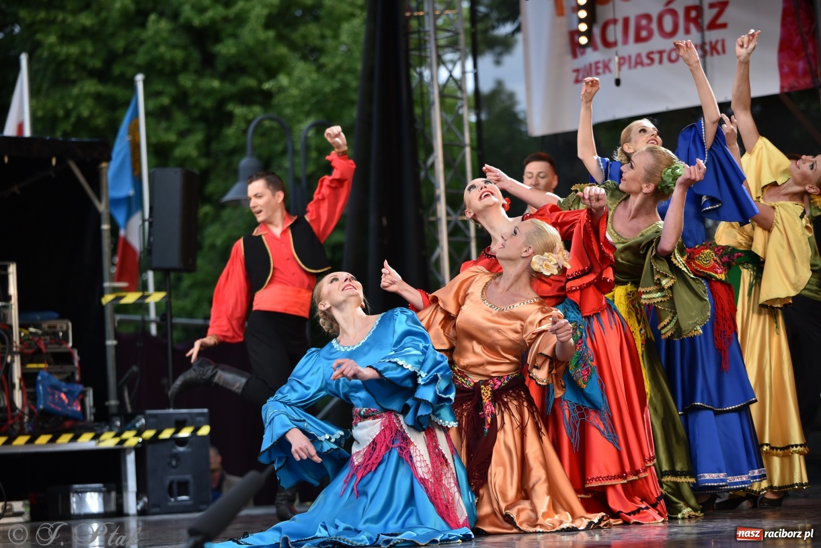Zdjęcie w galerii na portalu naszraciborz.pl: Śląsk zabrał raciborzan w muzyczno-taneczną podróż po świecie wiadomości z regionu