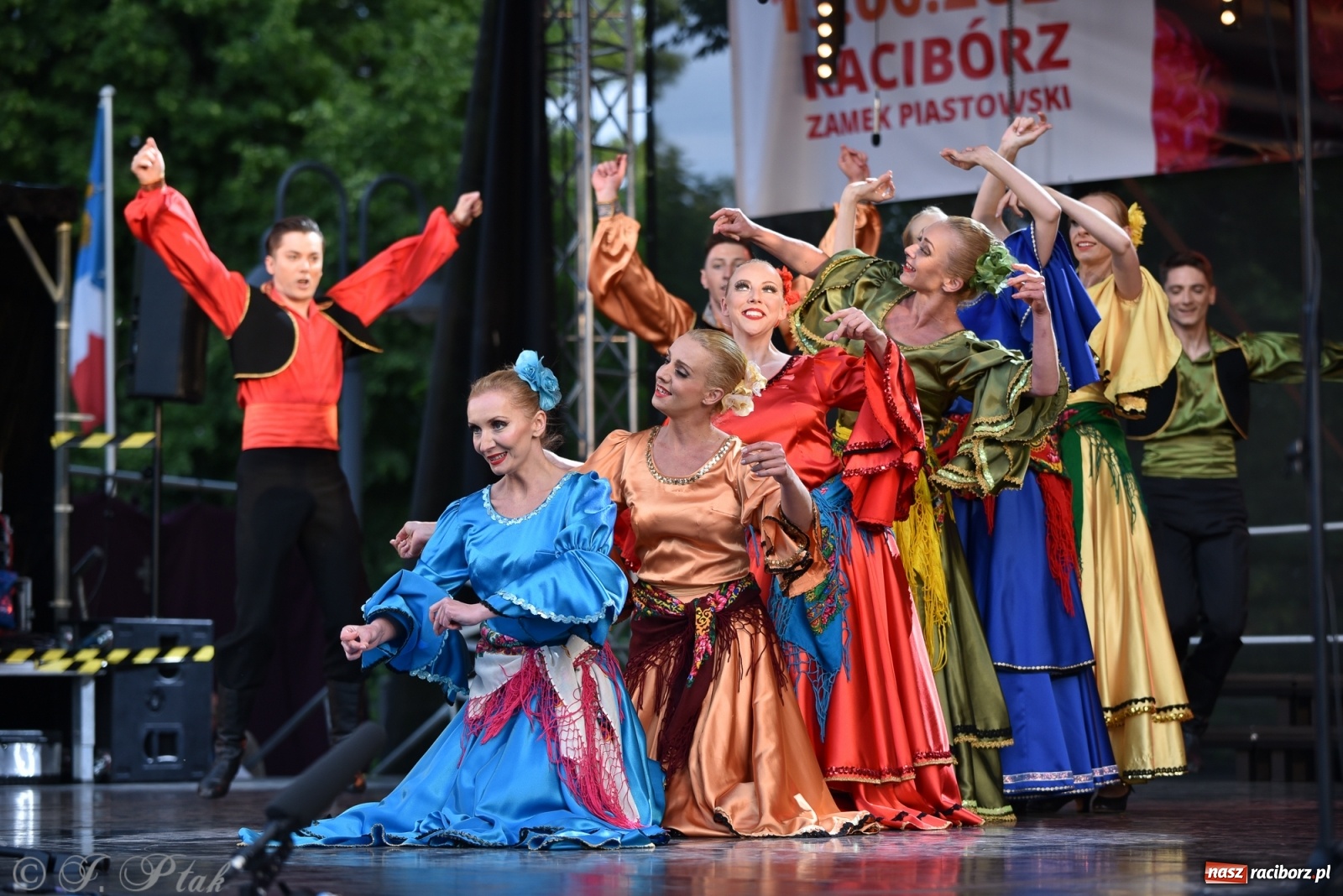 Zdjęcie w galerii na portalu naszraciborz.pl: Śląsk zabrał raciborzan w muzyczno-taneczną podróż po świecie wiadomości z regionu