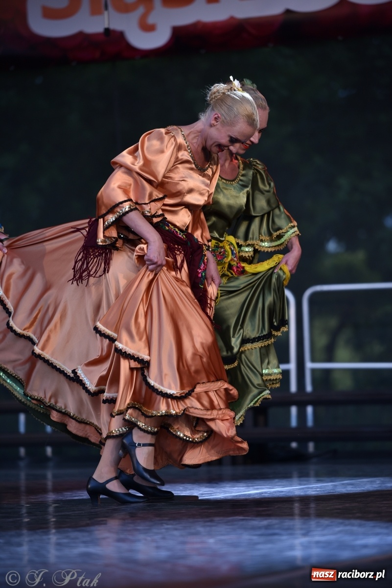 Zdjęcie w galerii na portalu naszraciborz.pl: Śląsk zabrał raciborzan w muzyczno-taneczną podróż po świecie wiadomości z regionu