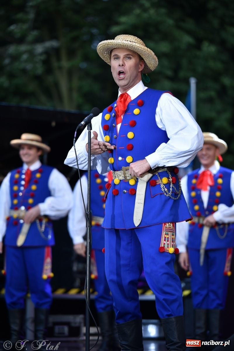 Zdjęcie w galerii na portalu naszraciborz.pl: Śląsk zabrał raciborzan w muzyczno-taneczną podróż po świecie wiadomości z regionu