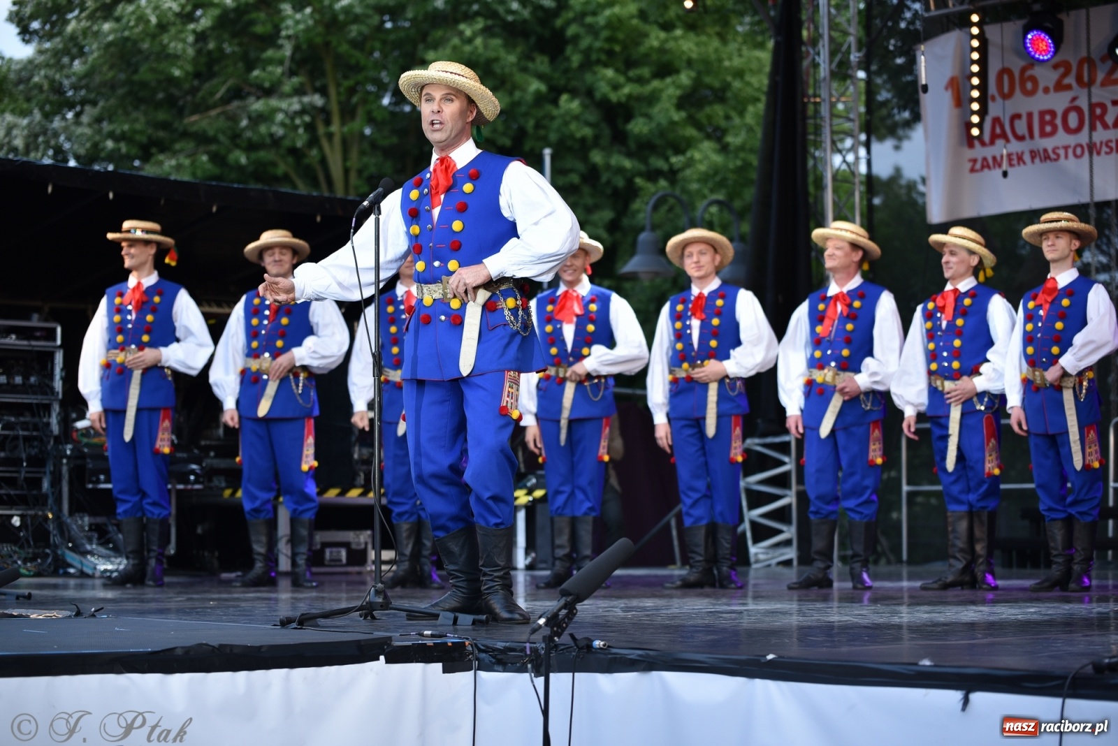 Zdjęcie w galerii na portalu naszraciborz.pl: Śląsk zabrał raciborzan w muzyczno-taneczną podróż po świecie wiadomości z regionu