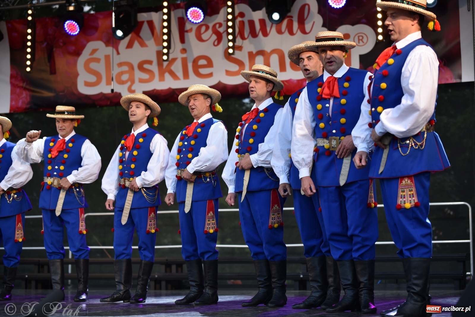 Zdjęcie w galerii na portalu naszraciborz.pl: Śląsk zabrał raciborzan w muzyczno-taneczną podróż po świecie wiadomości z regionu