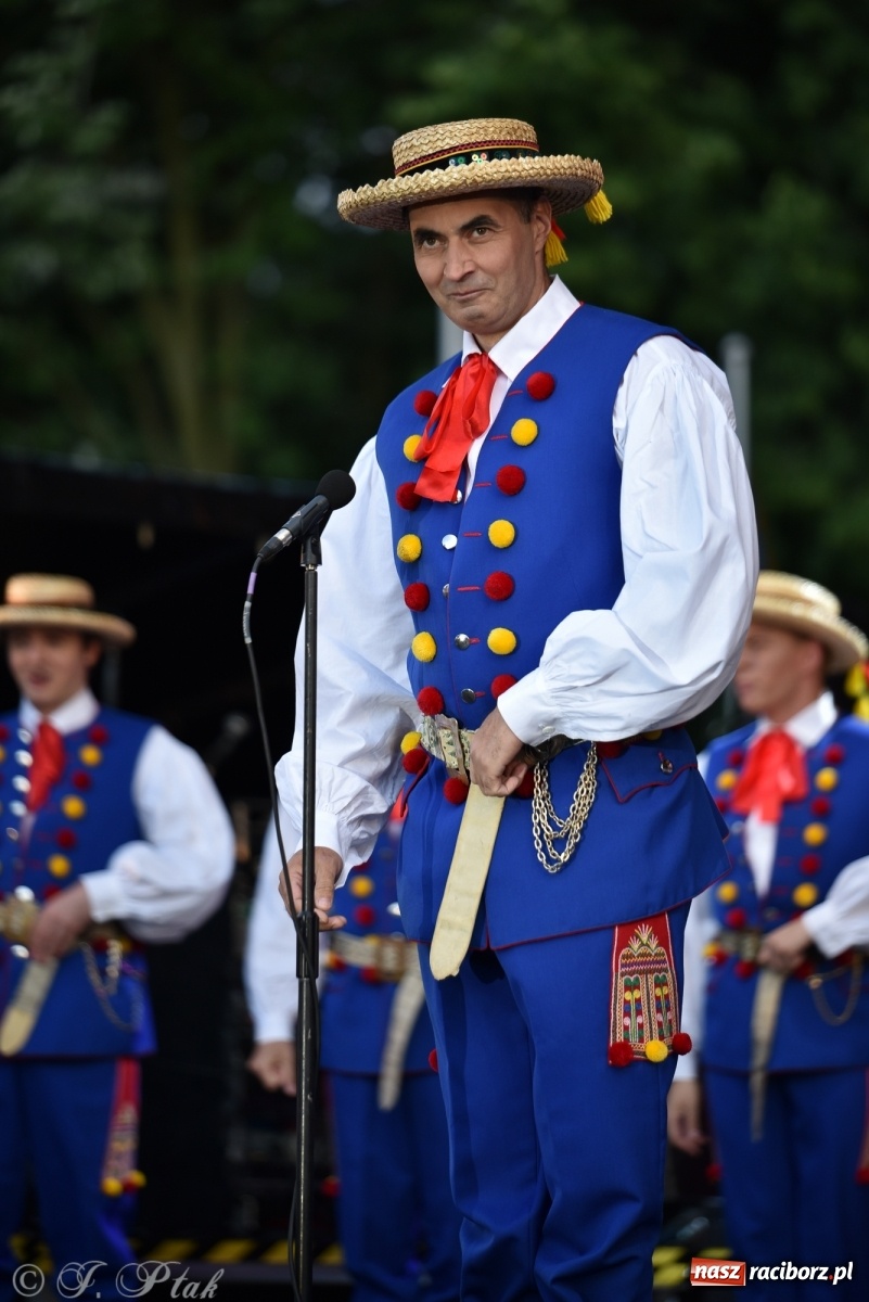 Zdjęcie w galerii na portalu naszraciborz.pl: Śląsk zabrał raciborzan w muzyczno-taneczną podróż po świecie wiadomości z regionu