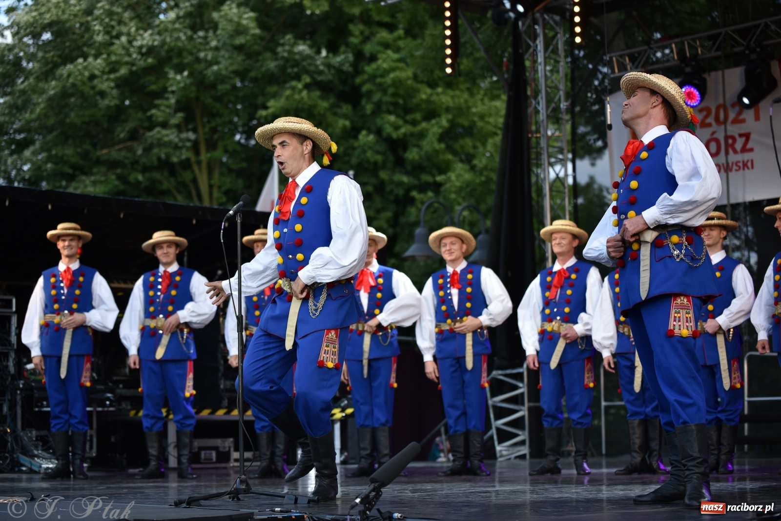 Zdjęcie w galerii na portalu naszraciborz.pl: Śląsk zabrał raciborzan w muzyczno-taneczną podróż po świecie wiadomości z regionu