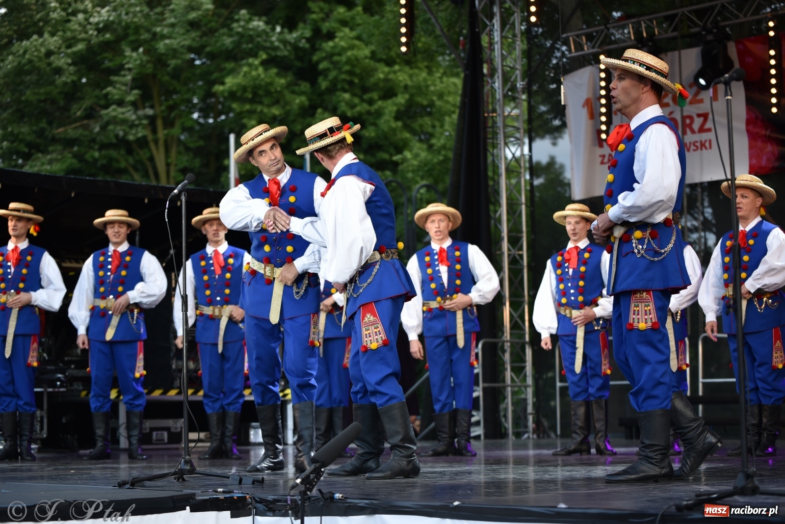 Zdjęcie w galerii na portalu naszraciborz.pl: Śląsk zabrał raciborzan w muzyczno-taneczną podróż po świecie wiadomości z regionu