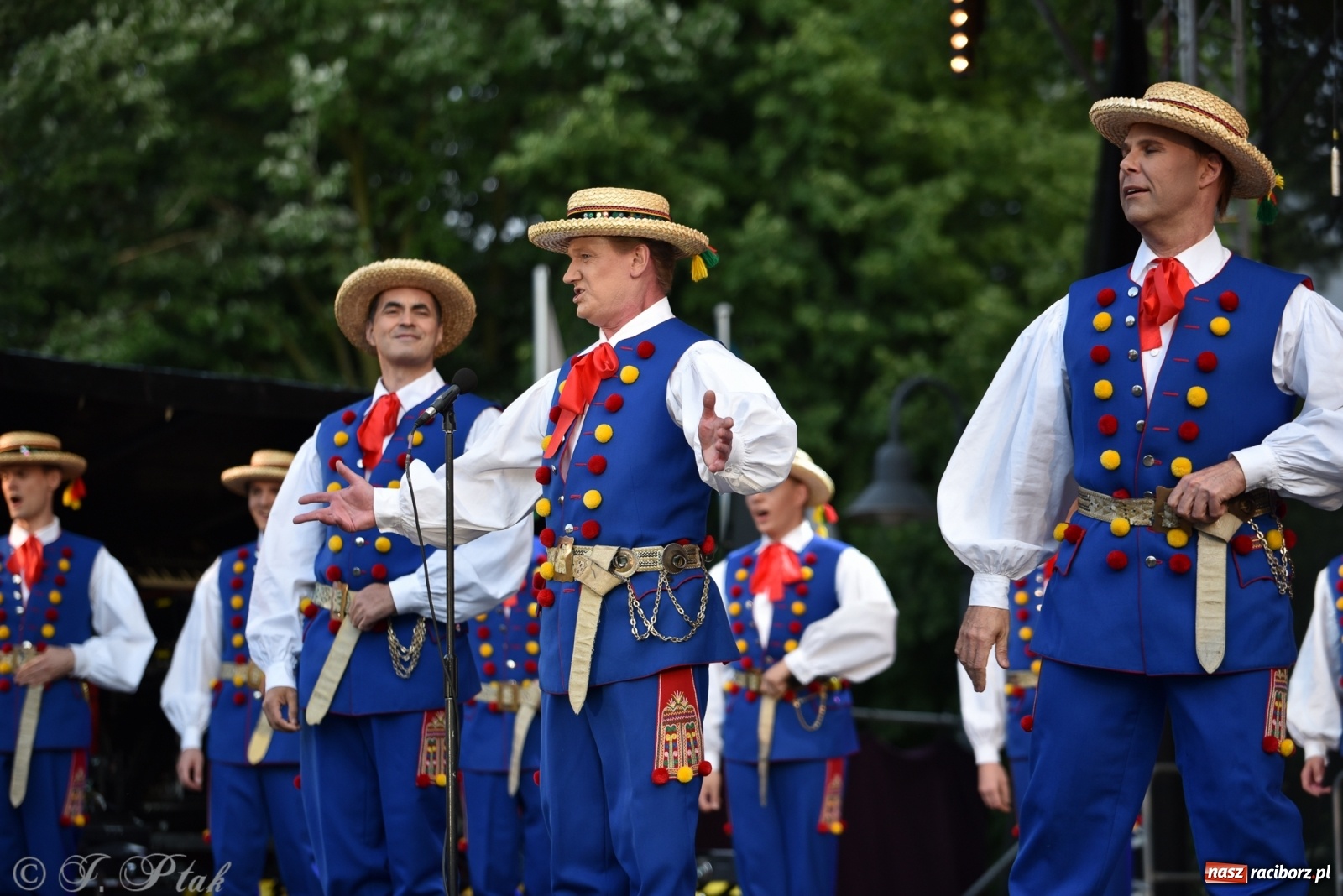 Zdjęcie w galerii na portalu naszraciborz.pl: Śląsk zabrał raciborzan w muzyczno-taneczną podróż po świecie wiadomości z regionu