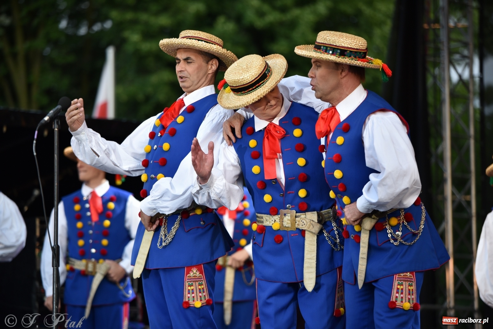 Zdjęcie w galerii na portalu naszraciborz.pl: Śląsk zabrał raciborzan w muzyczno-taneczną podróż po świecie wiadomości z regionu
