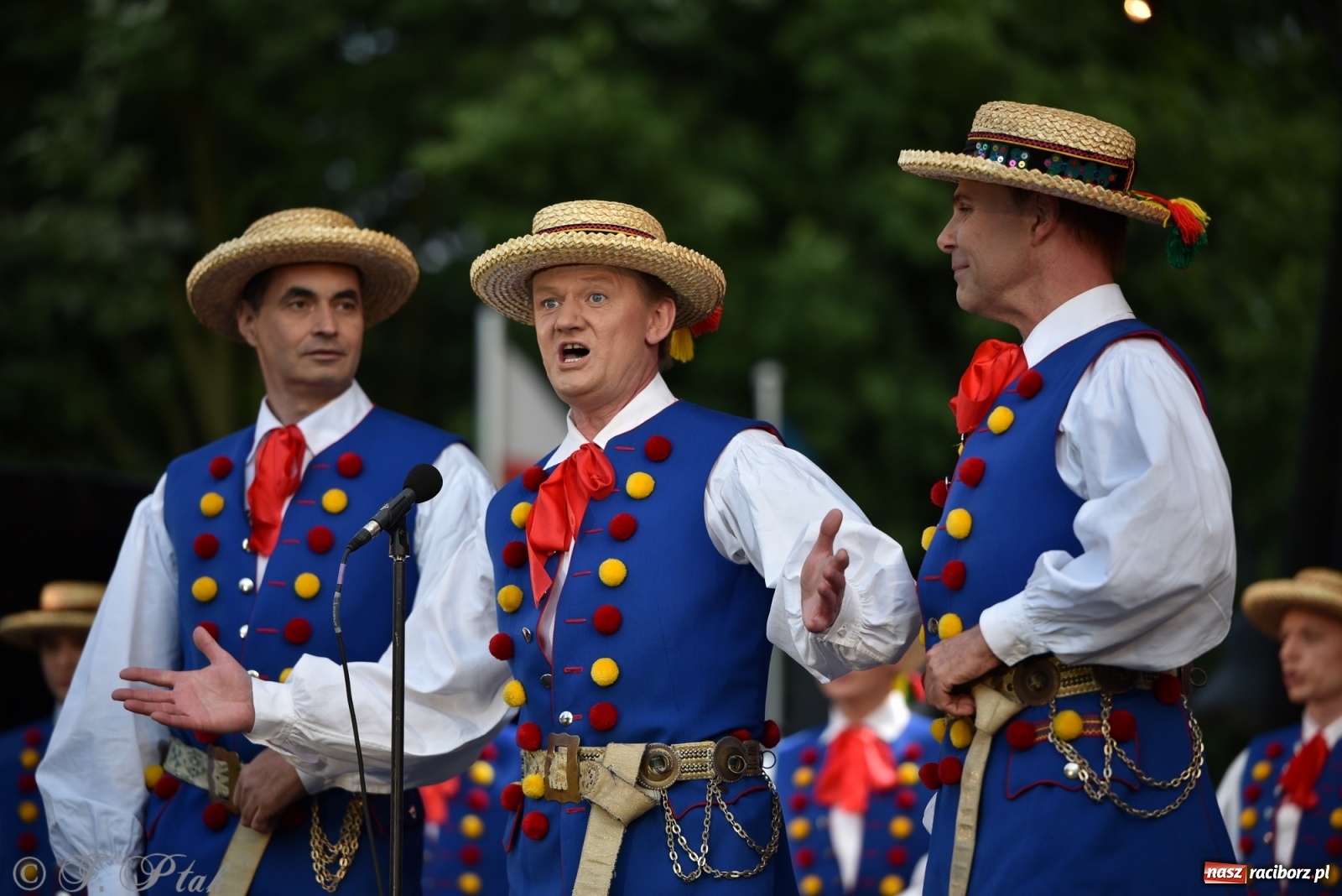 Zdjęcie w galerii na portalu naszraciborz.pl: Śląsk zabrał raciborzan w muzyczno-taneczną podróż po świecie wiadomości z regionu